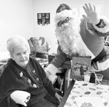 Santa Visits Residents at Autumn Leaves