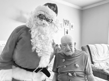 Santa Visits Residents at Autumn Leaves